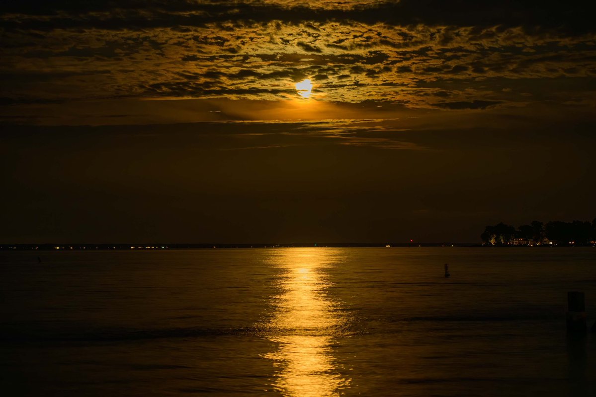 dcsplicer's tweet image. July’s Full Buck Moon rising over the Chesapeake Bay this evening. #MDwx #fullmoon