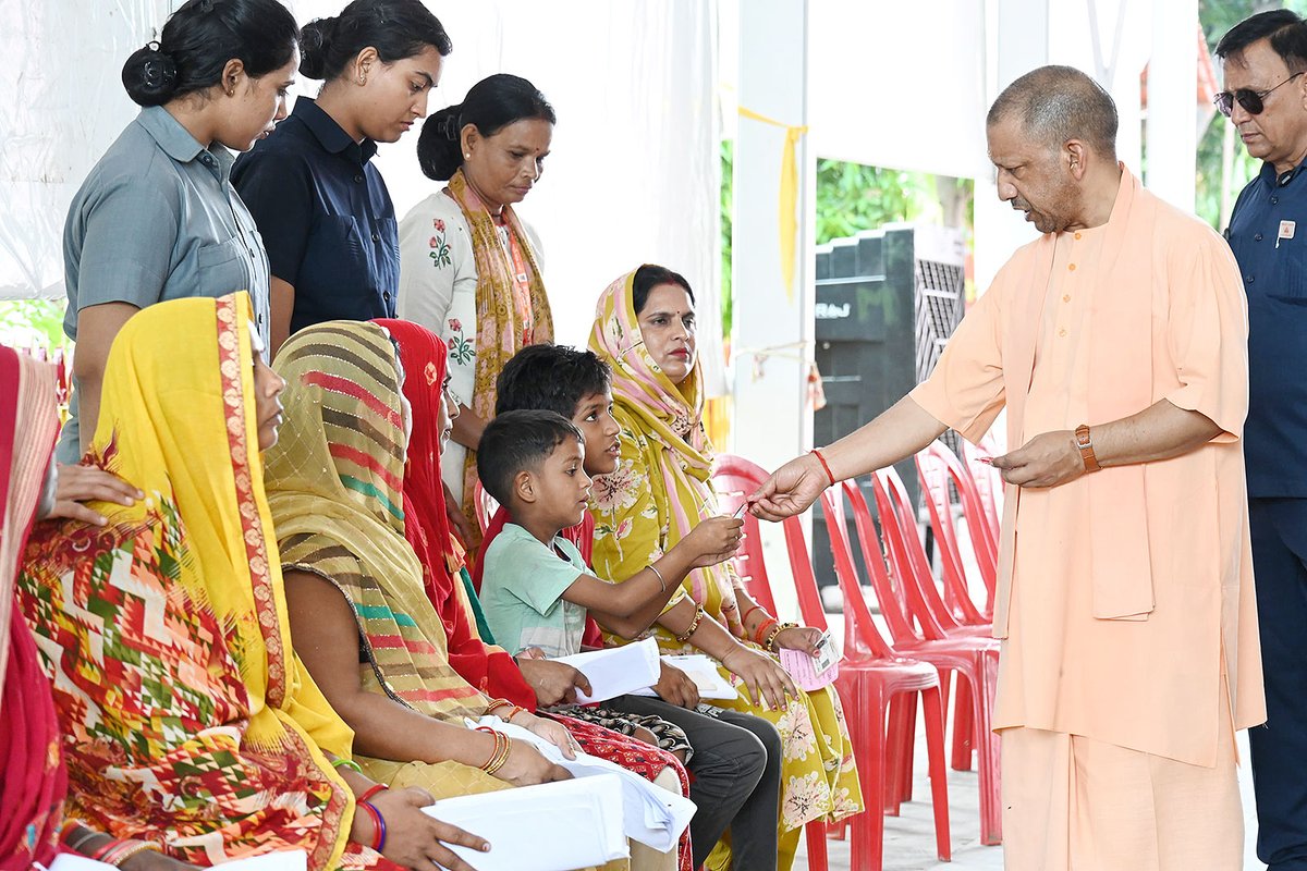 Yogi Adityanath Office (@myogioffice) on Twitter photo जनसेवा का संकल्प, लोक-कल्याण के प्रति अटूट प्रतिबद्धता...
इस ध्येय की पूर्ति हेतु मुख्यमंत्री श्री <a href="/myogiadityanath/">Yogi Adityanath</a> जी महाराज ने आज <a href="/GorakhnathMndr/">Shri Gorakhnath Mandir</a> परिसर में आयोजित 'जनता दर्शन' में विभिन्न जनपदों से आए लोगों की समस्याएं सुनीं।
महाराज जी ने संबंधित अधिकारियों को जनसमस्याओं के जनसेवा का संकल्प, लोक-कल्याण के प्रति अटूट प्रतिबद्धता...
इस ध्येय की पूर्ति हेतु मुख्यमंत्री श्री <a href="/myogiadityanath/">Yogi Adityanath</a> जी महाराज ने आज <a href="/GorakhnathMndr/">Shri Gorakhnath Mandir</a> परिसर में आयोजित 'जनता दर्शन' में विभिन्न जनपदों से आए लोगों की समस्याएं सुनीं।
महाराज जी ने संबंधित अधिकारियों को जनसमस्याओं के