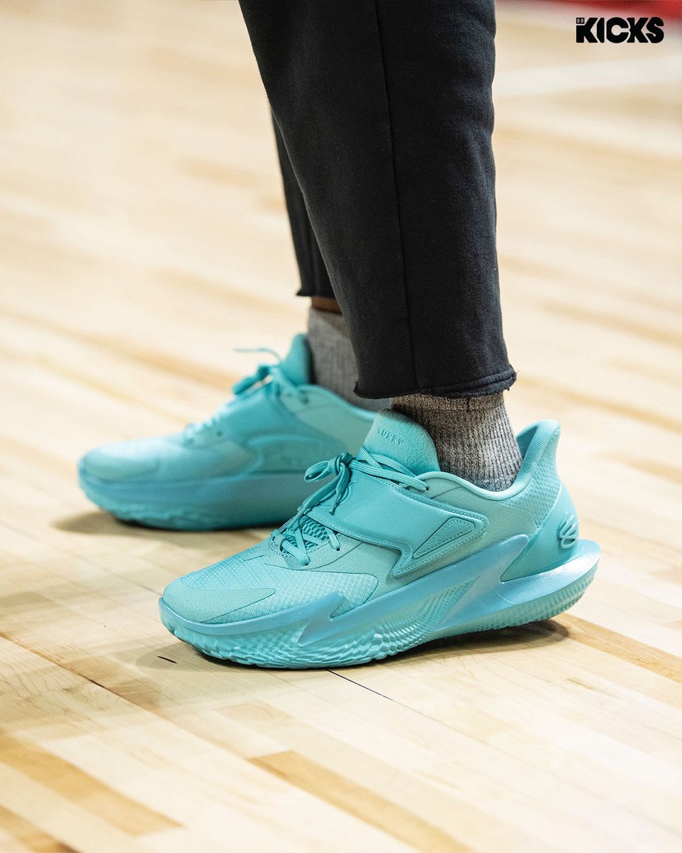 First look at De’Aaron Fox’s second signature sneaker with Curry Brand, the Fox 2 🦊 

Is this better than his first?