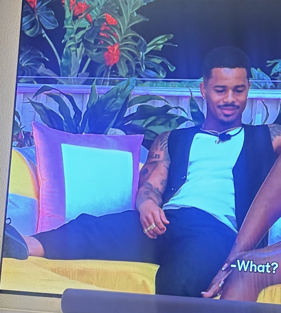 This is not the leg of a man who’s 5’10 #loveislandusa
