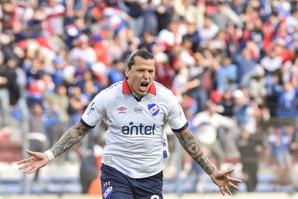 🟣 Juan Ahuntchaín habló con Federico Santander para que juegue en Defensor Sporting. 

👉🏻 El gerente hablará con Diego Franzini y tomarán una decisión.

Info compartida con <a href="/olivera_martin1/">Martin Olivera</a>