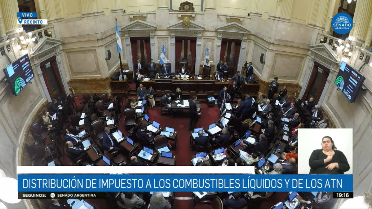 ZiliottoSergio's tweet photo. Un paso más para recuperar federalismo

Hoy senadoras y senadores honraron la representatividad de sus distritos en el Congreso Nacional. 

Hoy el Senado de la Nación, por amplísima mayoría, aprobó los proyectos de ley para que las provincias y la Ciudad Autónoma de Buenos Aires recuperen recursos que les corresponden. 

Son recursos imprescindibles para financiar las mayores responsabilidades que han asumido las provincias ante el retiro del Gobierno Nacional y así sostener la salud, la educación, la seguridad, la justicia, la contención y la obra pública. 

No se quitan recursos a nadie. Se elimina la utilización de recursos ajenos como propios.

No se afecta ningún equilibrio fiscal. Se recupera federalismo.

@palibensusan  @Dkroneberger @HualaVictoria