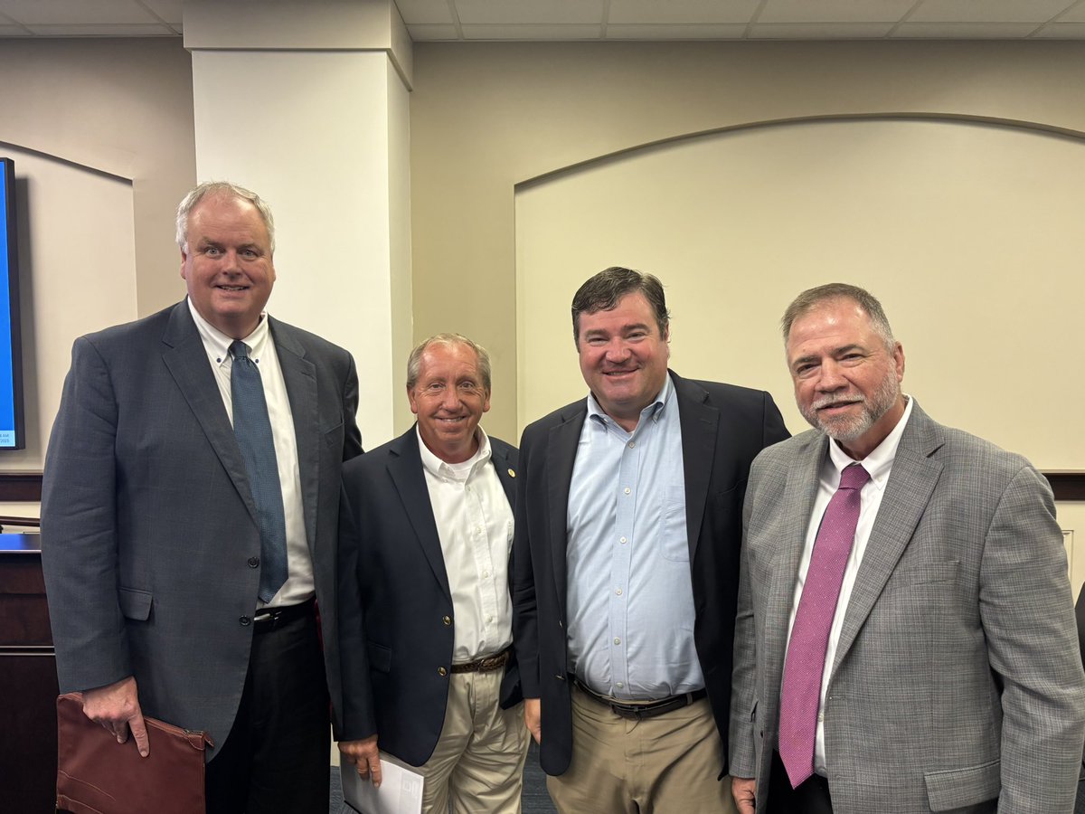 BLacefield's tweet image. Great to have my #AgriChem team in Frankfort today discussing #NationalSecurity issues w/ #aginputs & Eddyville Port.
1st pic w/ the Christian Co Legislative Team
2nd pic w/ Agri-Chem employees past & present!!
10 years gone, but still proud to wear the jersey!
Thx Chairman…