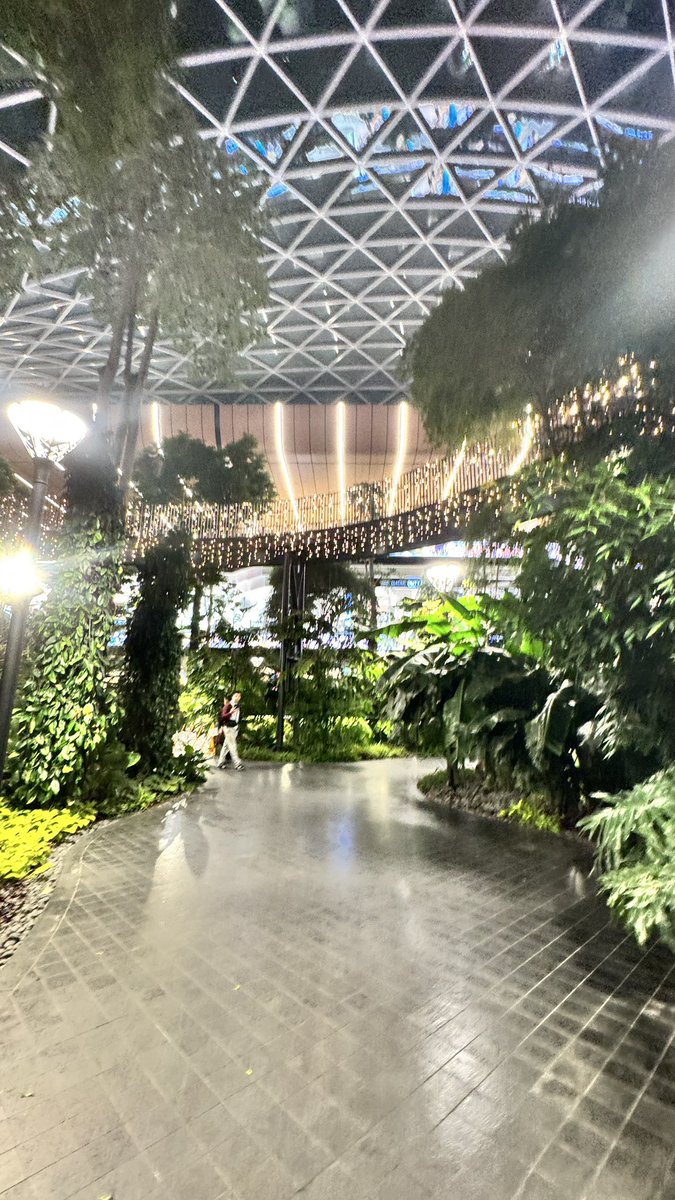 FpvYuki13222473's tweet photo. トランジットでカタールのドーハ国際空港に到着しました！5時間後の飛行機でイタリアに向かいます！！
#BMSRACING
#TEAMBRIDE
#DRONESHOWJP https://t.co/nAFrMdAkyi
