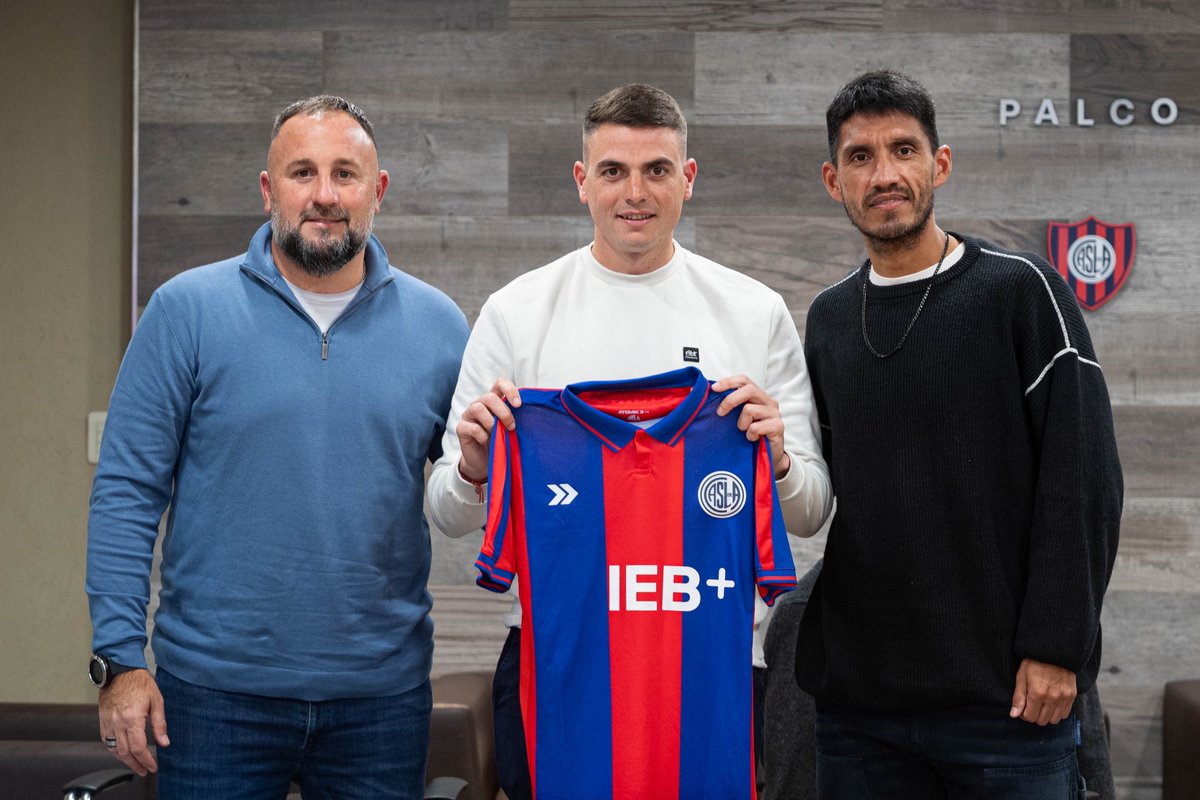 Alan Capobianco es el nuevo entrenador de la Reserva de #SanLorenzo. Hoy selló su vínculo con el club por un año, acompañado por el vicepresidente 1º Julio Lopardo, por el secretario Martin Cigna y por el director de fútbol Carlos Sánchez. 

El cuerpo técnico de Capobianco estará