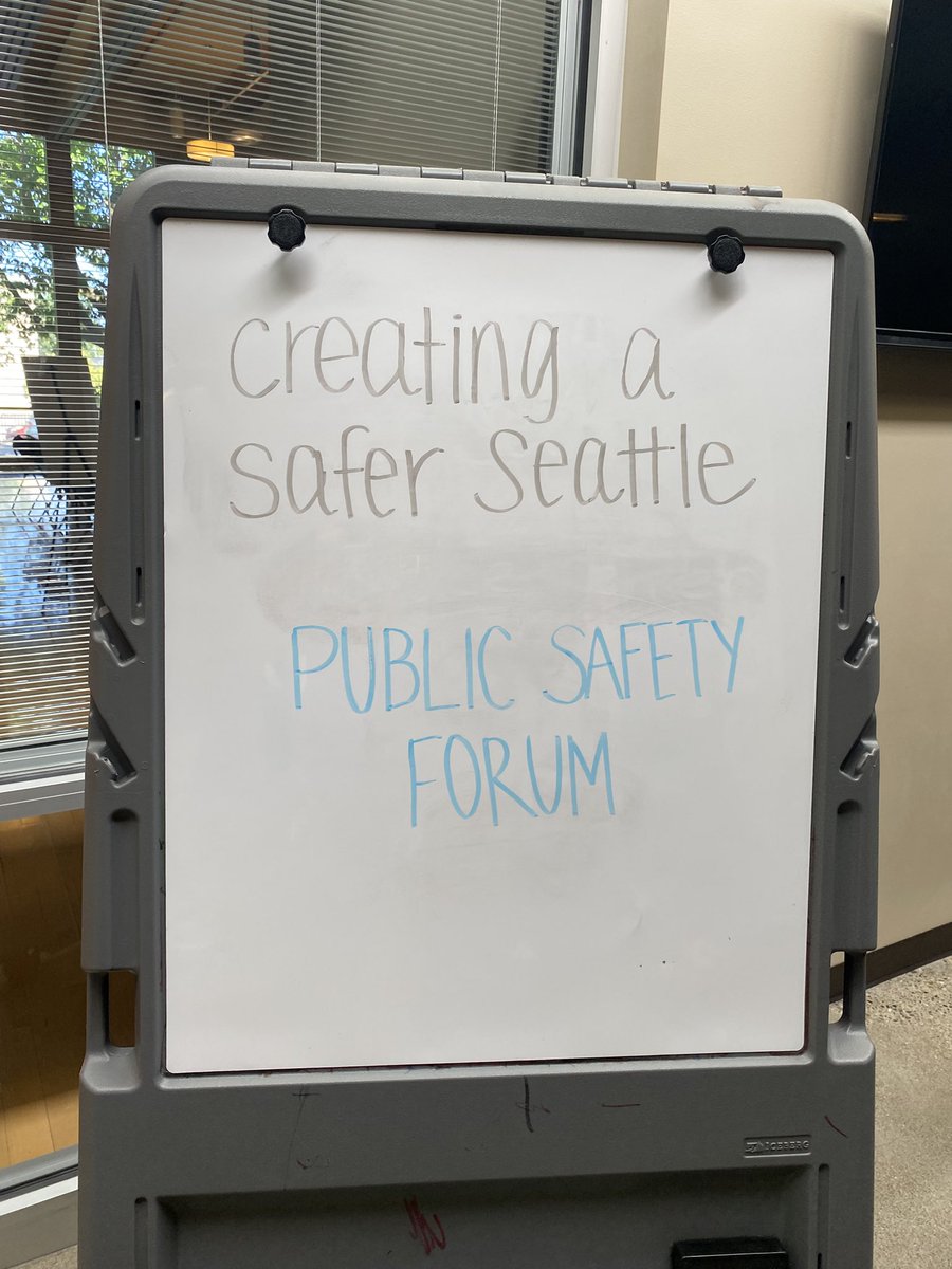 FN_CarmenB's tweet photo. The YNE team is making our presence known at this evenings #PublicSafetyForum at RBCC 6-8pm. We will be letting them know we have been doing this work in @rainierbeach for more than 12 years!
#RainierBeachStrong #WeAreInTheRoom #YouthVoices #BigConversations https://t.co/oBmpA2rp1j