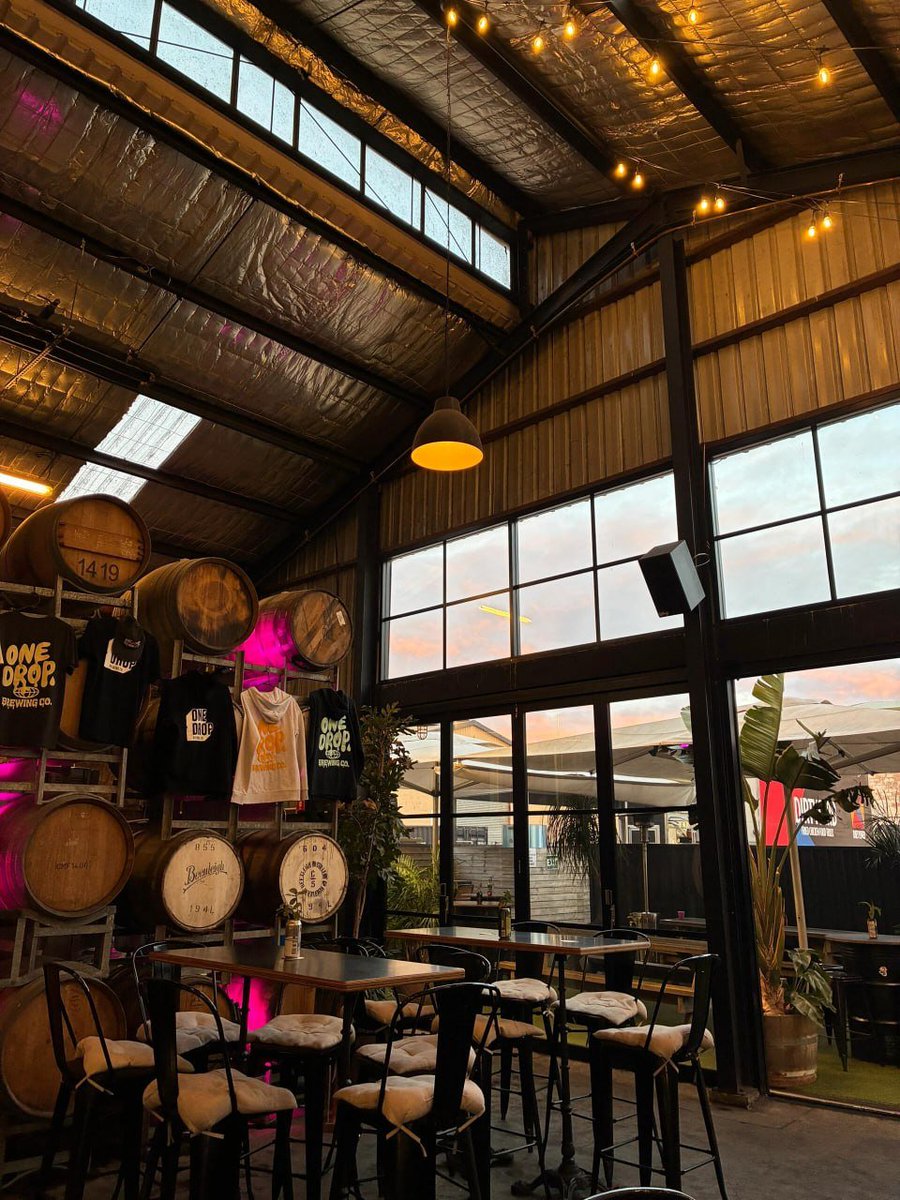 PrometheusKT's tweet image. Bar🥂🍻🍷