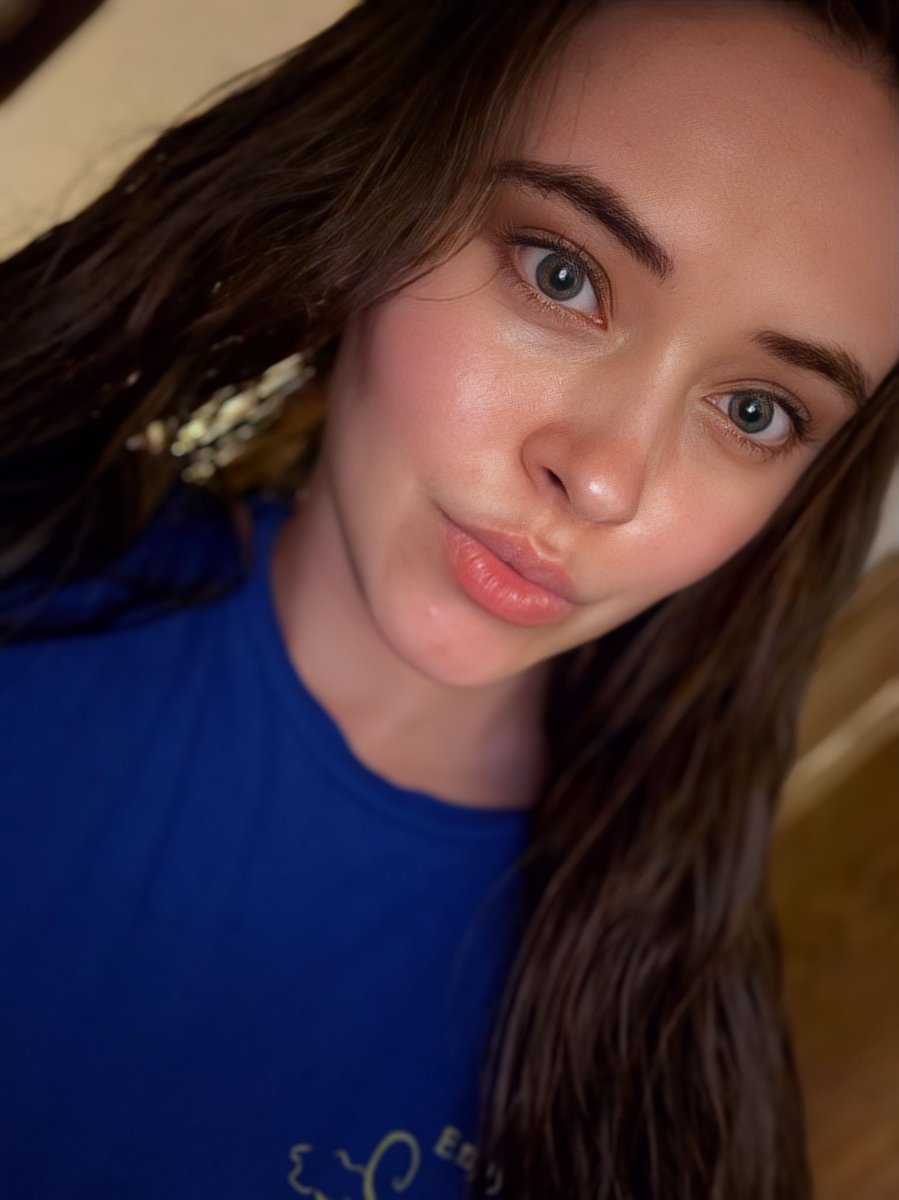 askaya's tweet photo. GUYS, I FINALLY LOVE NOT WEARING MAKE UP https://t.co/1ZQbdsJbGN