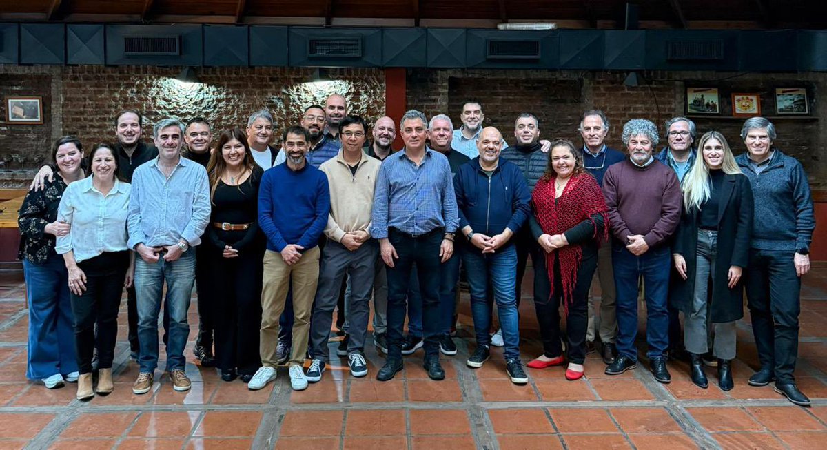 Andrea Vera (@andreafvera_) on Twitter photo Tenemos un equipo increíble en la PBA. Hoy nos encontramos para conversar sobre el acuerdo entre LLA - PRO y nuesta hoja de ruta para sacar al kirchnerismo para siempre de la cueva en la que han convertido el territorio bonaerense. VLLC! <a href="/JMilei/">Javier Milei</a> Tenemos un equipo increíble en la PBA. Hoy nos encontramos para conversar sobre el acuerdo entre LLA - PRO y nuesta hoja de ruta para sacar al kirchnerismo para siempre de la cueva en la que han convertido el territorio bonaerense. VLLC! <a href="/JMilei/">Javier Milei</a>