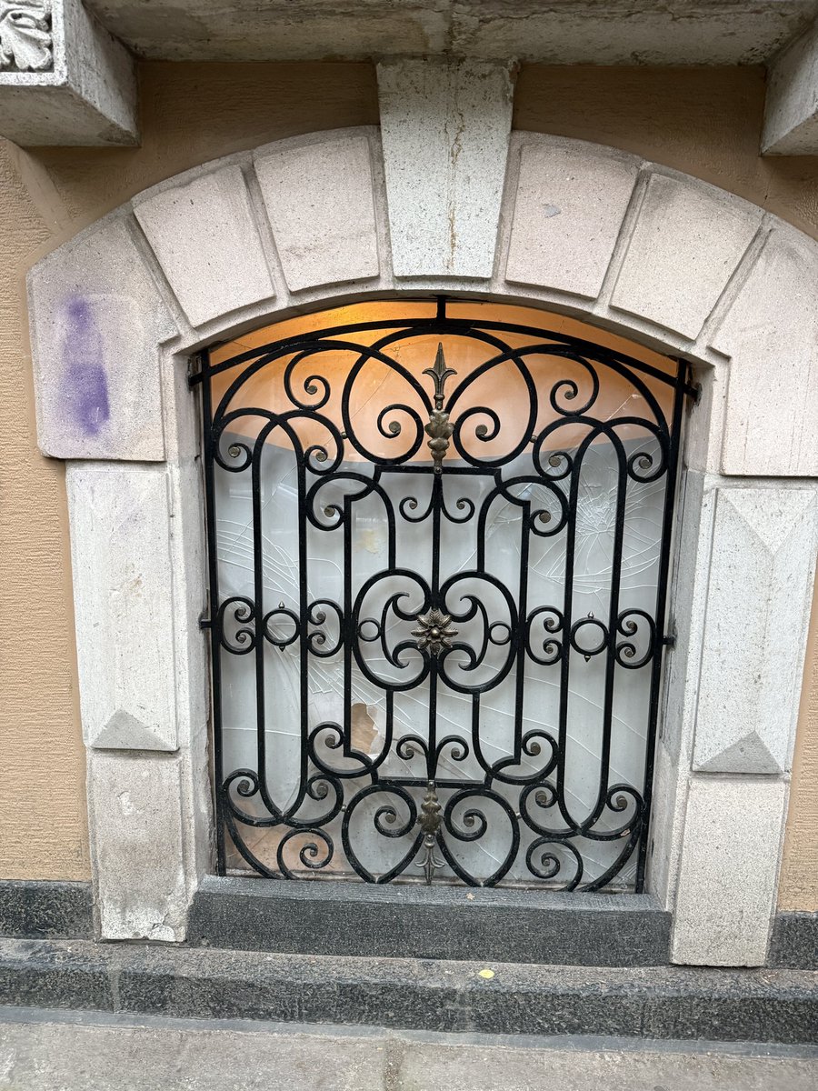 <a href="/casa_lamm/">Casa Lamm</a>, ¿todo bien? Porque son el único edificio en la colonia que no ha quitado el graffiti de odio. Todos los demás, con menos recursos y espacio, ya lo limpiaron. Échenle ganitas — Roma se cuida entre todos. 🧽🎨 <a href="/AlcCuauhtemocMx/">Alcaldía Cuauhtémoc</a>