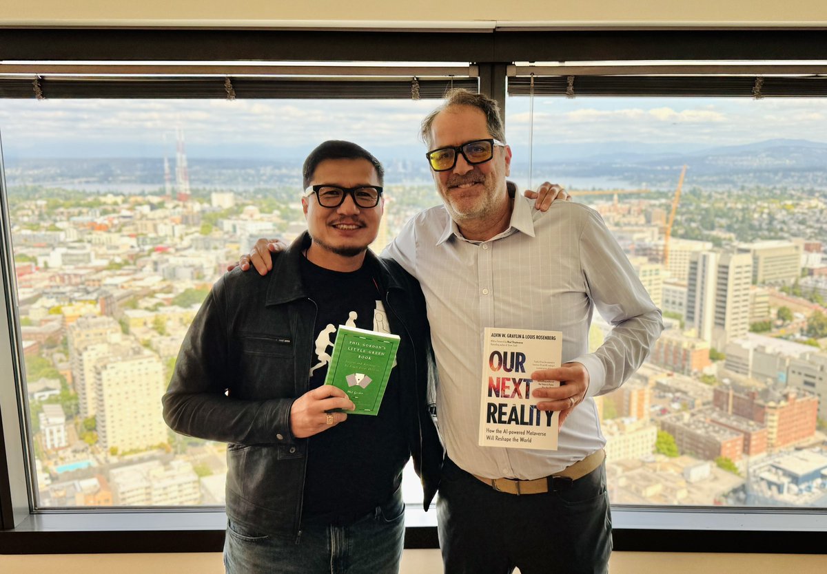 AGraylin's tweet image. What a pleasure to speak at the #UnlockVenturePartners CEO Summit and get to play at the same table as one of my all time favorite #poker players, two-time world champion, #PhilGordon! 🃏 ♠️🏆 Exchanging books with him was cool. 📗📕Thanks Andy Liu for the invite and what a…