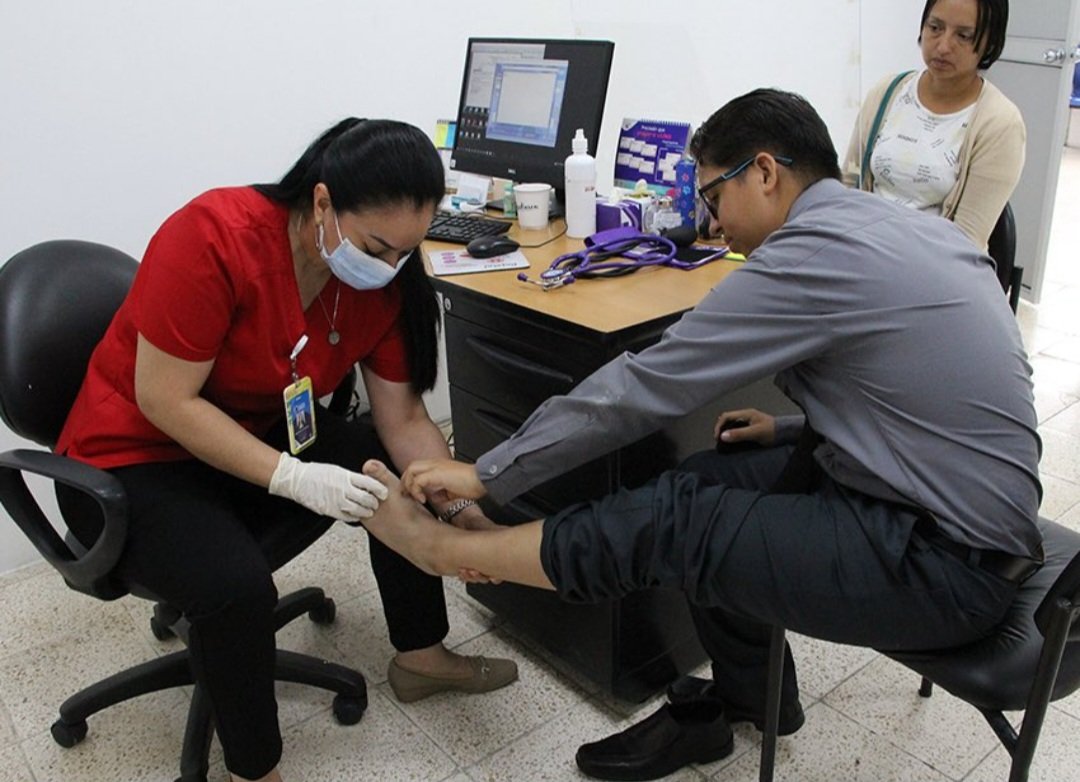 EcEnDirecto's tweet image. #ATENCIÓN
"En solo seis meses, más de 22 mil atenciones en centros municipales como el #Hospital del Día ZUMAR, el Bicentenario y Casa Guayaca demuestran que es posible acceder a #terapias físicas de calidad, con tecnología avanzada y profesionales #capacitados, sin que las…