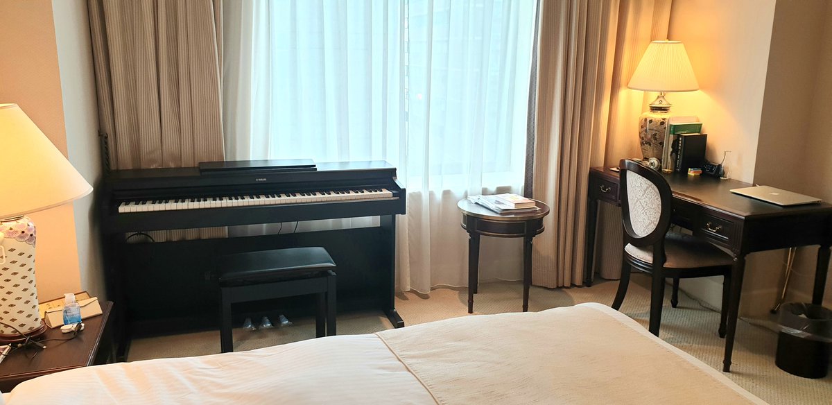 bakanakov's tweet photo. 搬入完了！今回のために急遽電子ピアノを購入、ホテルの部屋は完全に作曲スタジオと化したのであった。。。 https://t.co/i4xL0p3rTK