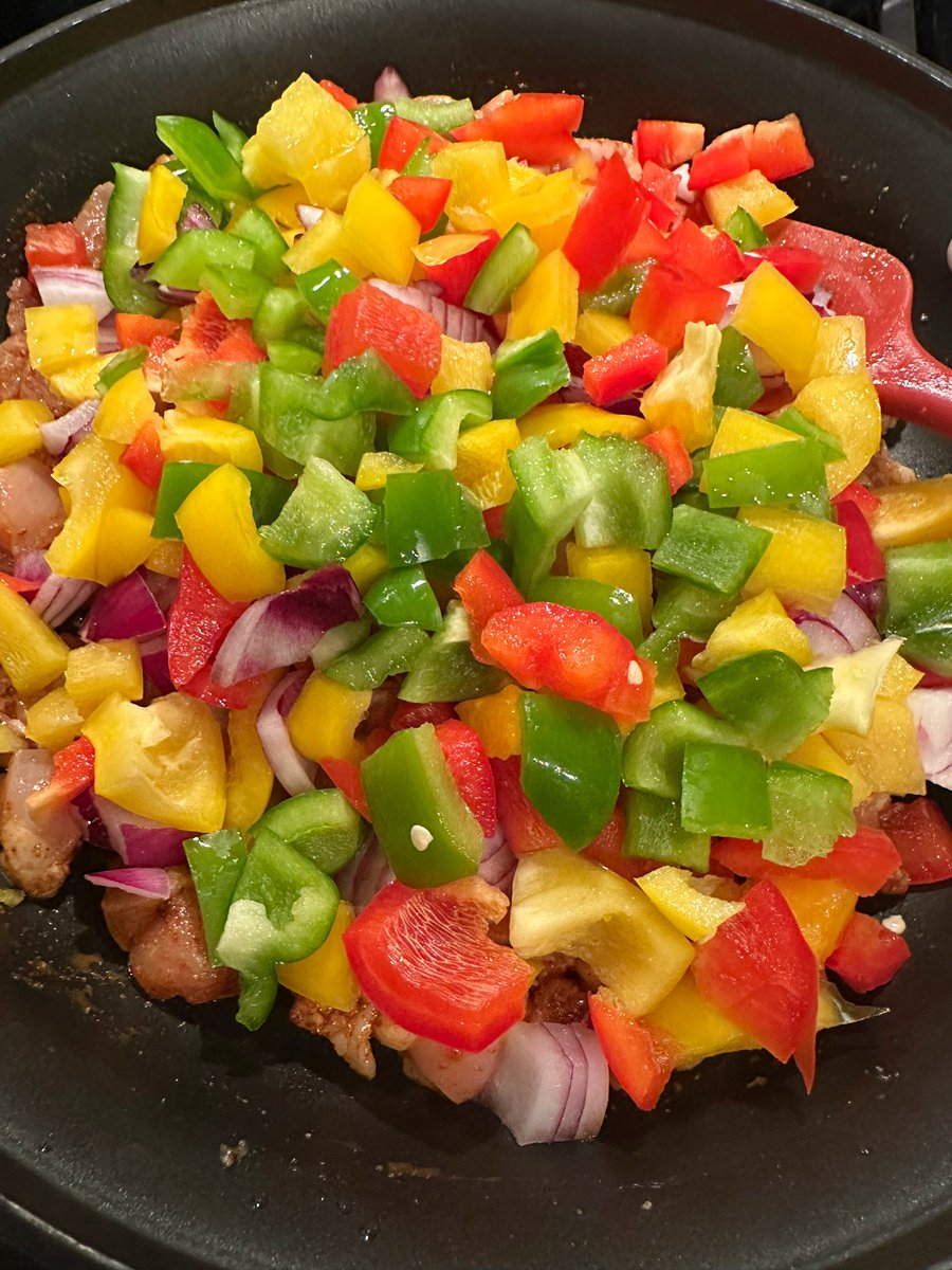 Fajita chicken cheesy tacos tonight. 

I wanted to buy rotisserie chicken for quesadillas but they were all out. So I bought chicken thighs instead and already had peppers. Pepper jack cheese along with pan fried tortilla made this a great meal! 

#twittersupport #Mexicanfood