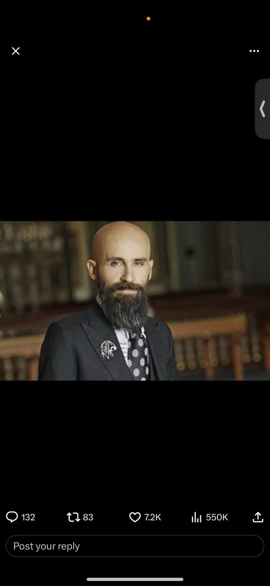 Bahattin Demirbilek.. Kişisel serveti 10 milyar dolar.. Koç Holding'in toplam serveti 3.5-4 milyar dolar.. Bu adam Ali Koç'a sadaka verir.. Fanatik Galatasaraylı, öyle ki oğlunun adı bile Aslan.. Camianın bir araya gelip bu adamı başkanlık için ikna etmesi lazım.