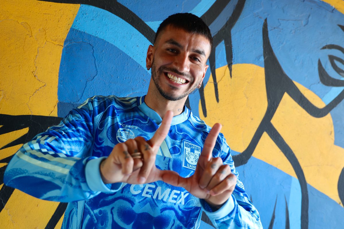 TigresOficial's tweet image. 💙😁 ¡Miren quién ya anda estrenando el nuevo jersey de La U!