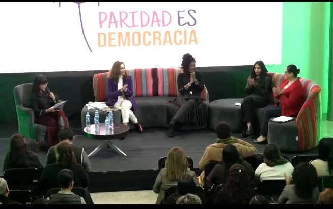 👉Hace instantes presentamos el estudio “La paridad en tiempos de crisis. De los avances a las amenazas”, publicación que analiza los avances, retrocesos y desafíos para los derechos políticos de las mujeres en #Bolivia.🇧🇴
(+👇)