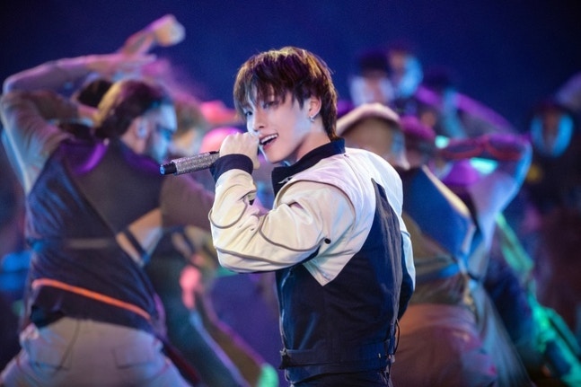 Kpop_Herald's tweet image. .@pledis_17’s #DINO lit up the 2025 Esports World Cup opening ceremony with his powerful debut of the theme song “Til My Fingers Bleed.” The dynamic performance, blending K-pop, hip-hop, and rock with over 30 dancers, wowed fans worldwide. Sharing the stage with artists like…