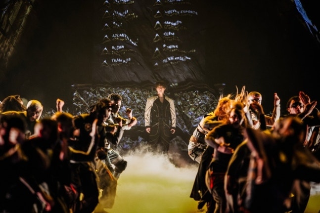 Kpop_Herald's tweet image. .@pledis_17’s #DINO lit up the 2025 Esports World Cup opening ceremony with his powerful debut of the theme song “Til My Fingers Bleed.” The dynamic performance, blending K-pop, hip-hop, and rock with over 30 dancers, wowed fans worldwide. Sharing the stage with artists like…