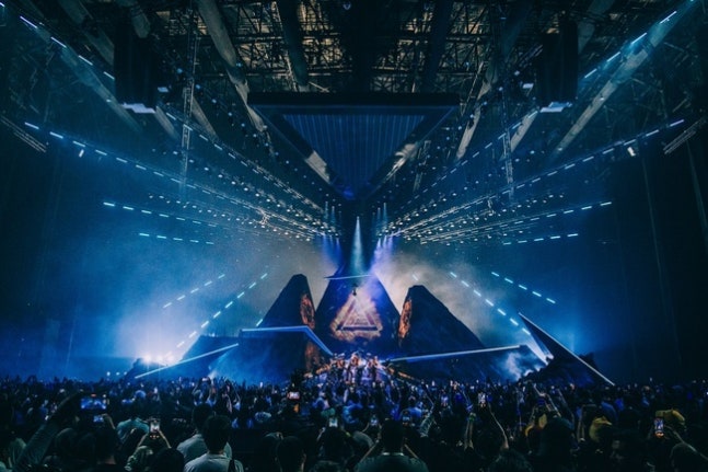 Kpop_Herald's tweet image. .@pledis_17’s #DINO lit up the 2025 Esports World Cup opening ceremony with his powerful debut of the theme song “Til My Fingers Bleed.” The dynamic performance, blending K-pop, hip-hop, and rock with over 30 dancers, wowed fans worldwide. Sharing the stage with artists like…