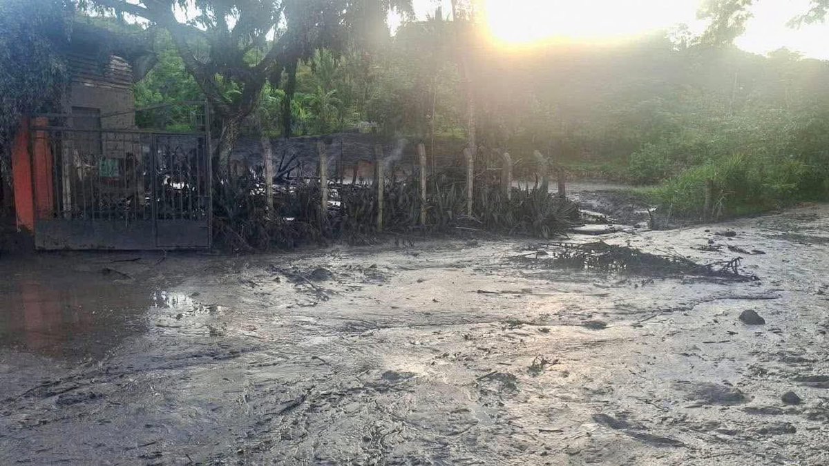 RedInfoSol's tweet photo. Uno de los ausoles más grande ubicado en Ahuachapán hizo erupción el día hoy por la tarde, quedando grabado en una de las cámaras de videovigilancia del lugar. Exactamente donde se encuentra el balneario “Termales de Santa Teresa”.
Personal militar que se encontraba en el lugar. https://t.co/OMFuZbLjCQ