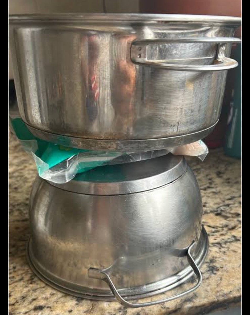 sabsousa's tweet image. Já tentou a dica de colocar entre duas panelas? Descongela em meia hora.