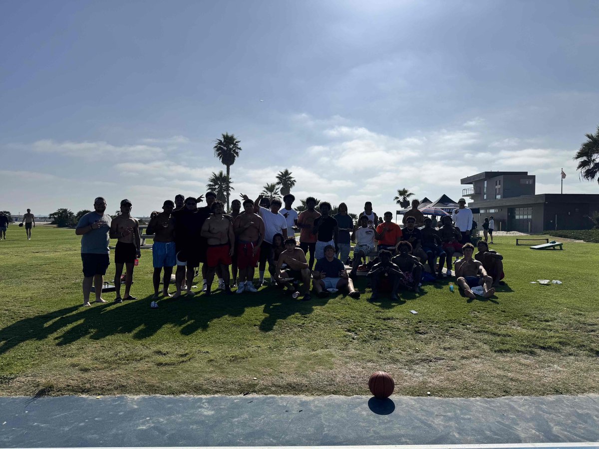 Ball Guys 🏈 at the Beach🏖️

#GoLEFT👈🏽 #Ubuntu🤝🏽