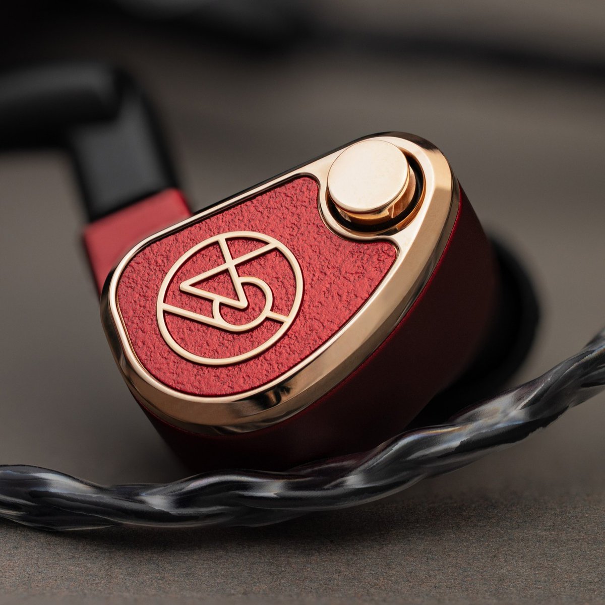 U18t offers our highest audio resolution contained within an aluminum shell, under a beautiful Imperial Red enamel-like chip inlay. 

Driver arrangement:

1 tia High Driver
1 High-Mid Driver
8 Mid Drivers
8 Low Drivers