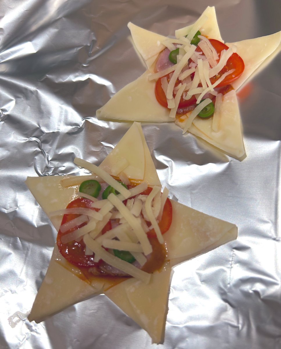 餃子の皮を折って星型にしてるよ☆