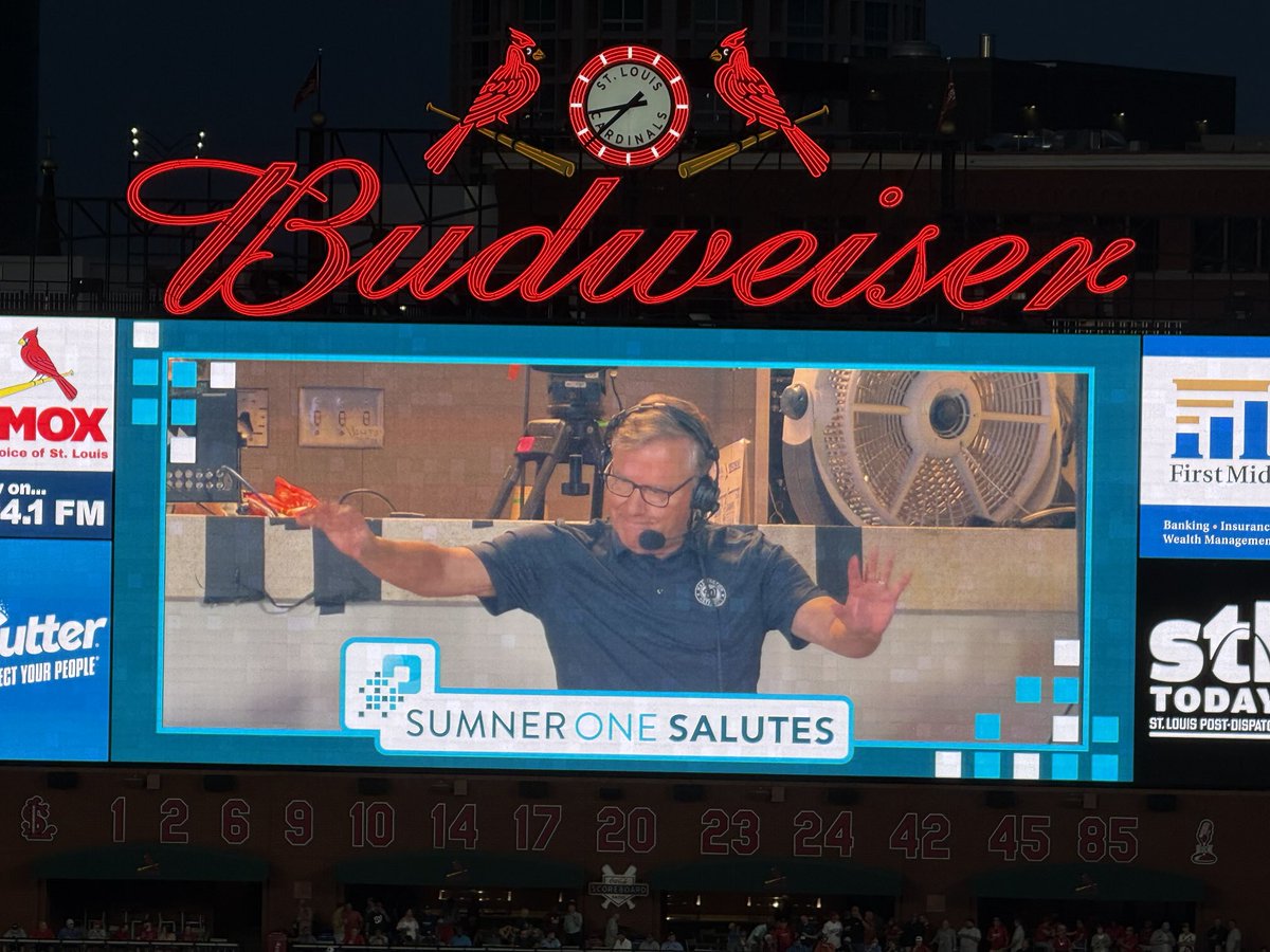 Cardinals honor ⁦<a href="/scorebook_bob/">Bob Carpenter</a>⁩ during his final game broadcasting in his hometown.