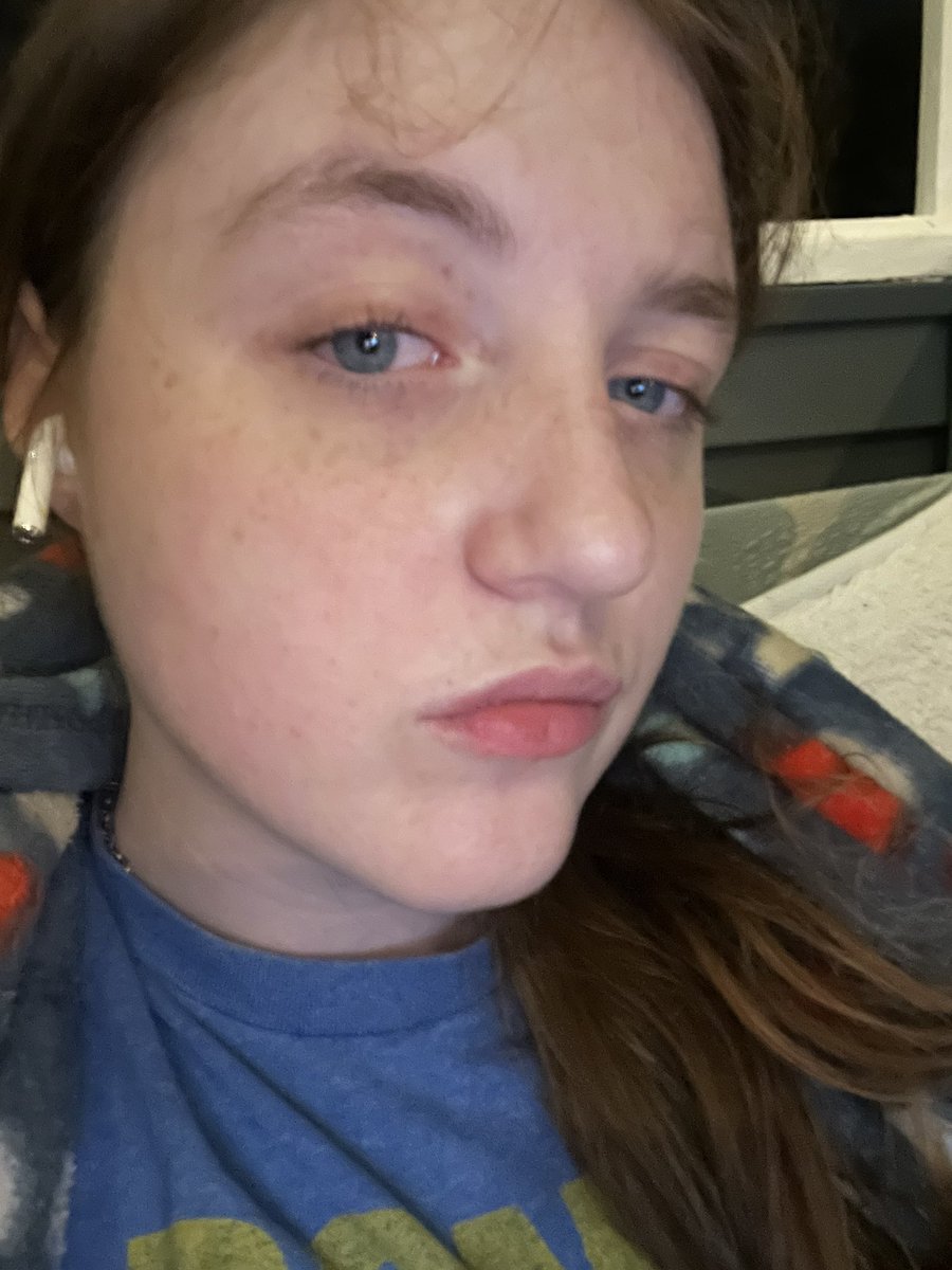 maggiebreadstic's tweet image. these pics were taken within 1 minute of each other. #anglesareeverything