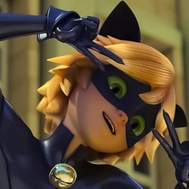 ladynoireb's tweet image. #miraculerselfieday 😙✌🏻