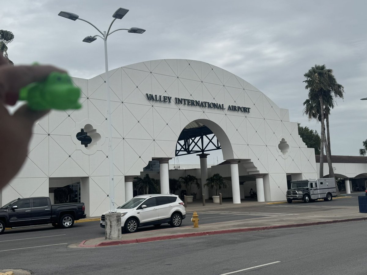 Vcampbell678's tweet photo. Back at summer bingo! In the Rio Grande Valley and I just picked up my sister from the  Valley INTERNATIONAL (I) Airport in Harlingen!🌟 This was our Valley’s first big airport! Can’t wait for some fun times with my sister and mom this weekend! 💕✈️ #StinsonSummer #SkyhawkSummer https://t.co/7LCsCWALUK