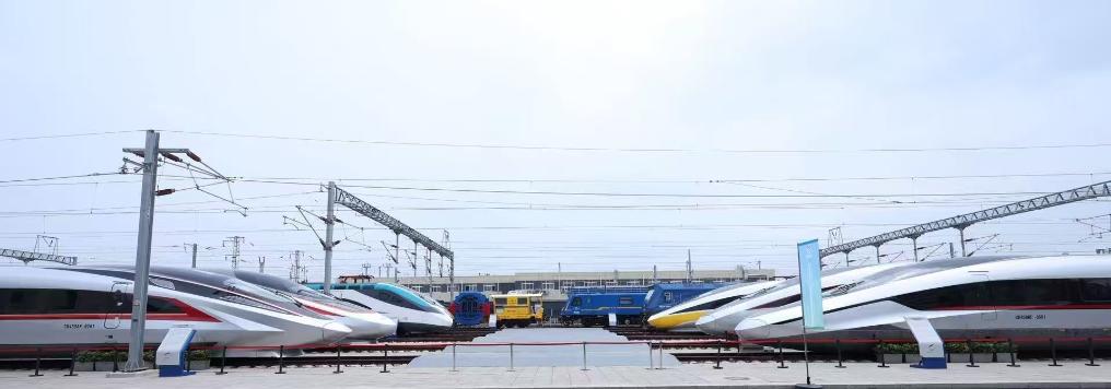 PDChinese's tweet image. 【世界高鐵大會看中國列車如何“領跑”】第十二屆世界高速鐵路大會於7月8日至11日在北京舉辦。在與大會同期舉辦的中國國際現代化鐵路技術裝備展上，眾多鐵路“黑科技”集中亮相，如“全球最快高鐵列車”CR450動車組（試驗時速達450公里、運營時速400公里），最高時速達600公里的超導電動高速磁浮樣車，時速60…