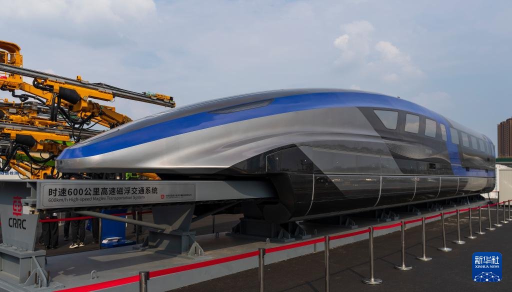 PDChinese's tweet image. 【世界高鐵大會看中國列車如何“領跑”】第十二屆世界高速鐵路大會於7月8日至11日在北京舉辦。在與大會同期舉辦的中國國際現代化鐵路技術裝備展上，眾多鐵路“黑科技”集中亮相，如“全球最快高鐵列車”CR450動車組（試驗時速達450公里、運營時速400公里），最高時速達600公里的超導電動高速磁浮樣車，時速60…