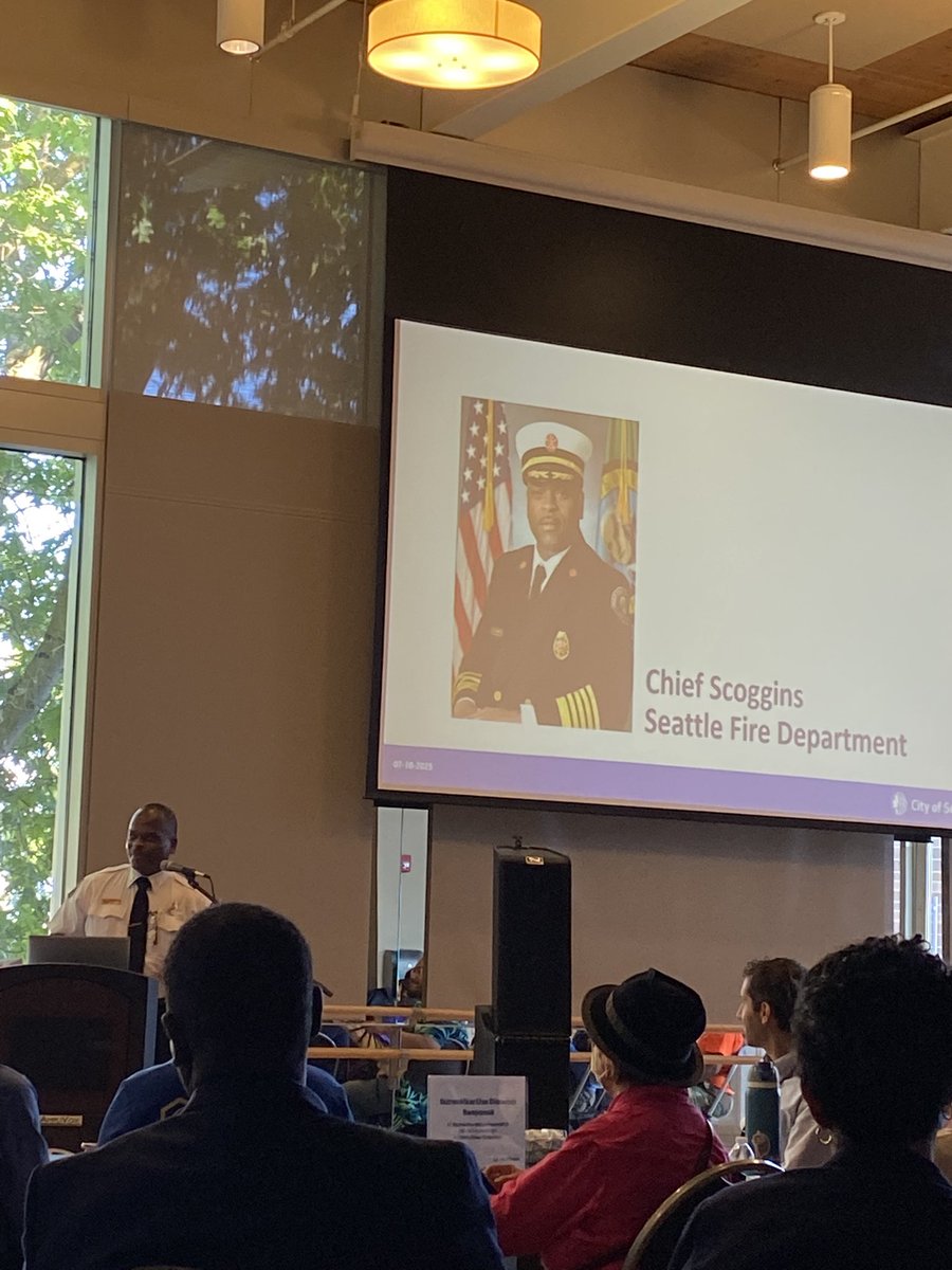 FN_CarmenB's tweet photo. Now we get to hear from Chief Scoggins of @SeattleFire here at this evenings #PublicSafetyForum I feel grateful to be here with @rainierbeach today ❤️ https://t.co/O4HFc13HkI
