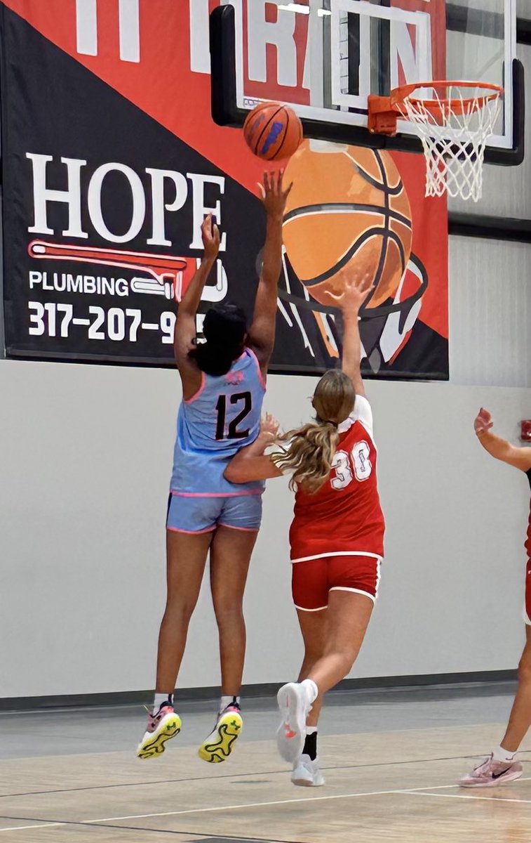 VyktoryaOtey12's tweet image. Was able to put in some good work today for @FBCHAVOC 14u. Games didn鈥檛 end in our favor but I am getting stronger game by game. Will be back on the court at 8am!
