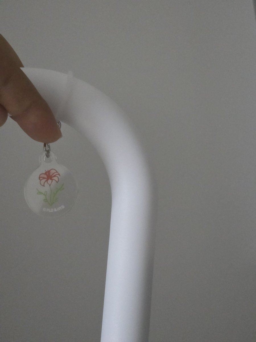 투어스 일본 카페 굿즈 - 표식참?!!
예쁨...💕 고리도 실리콘 재질이라 딱 고정될 듯!
영재 거는 일본 팬미 풍선에 이어 또 내게 안나와줬지만,
더 예쁜 한진이 작품 나와서 괜찮아😗