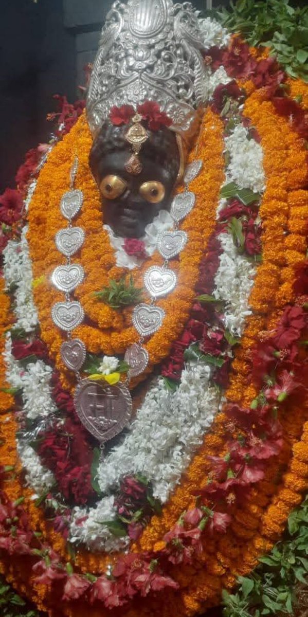 जगत जननी त्रिपुरा सुंदरी मां मुंडेश्वरी भवानी आज दिनांक 11 जुलाई 25 शुक्रवार प्रातः काल  माता रानी के पूजन श्रृंगार मंगला आरती के अद्भुत दिव्य स्वरूप के दर्शन मां मुंडेश्वरी अपनी आशीर्वाद सभी भक्तों पर बनाए रखें जय मां मुंडेश्वरी 🙏🙏🚩🚩🌹🌹🌹🌹🌺🌺🌺🌺
