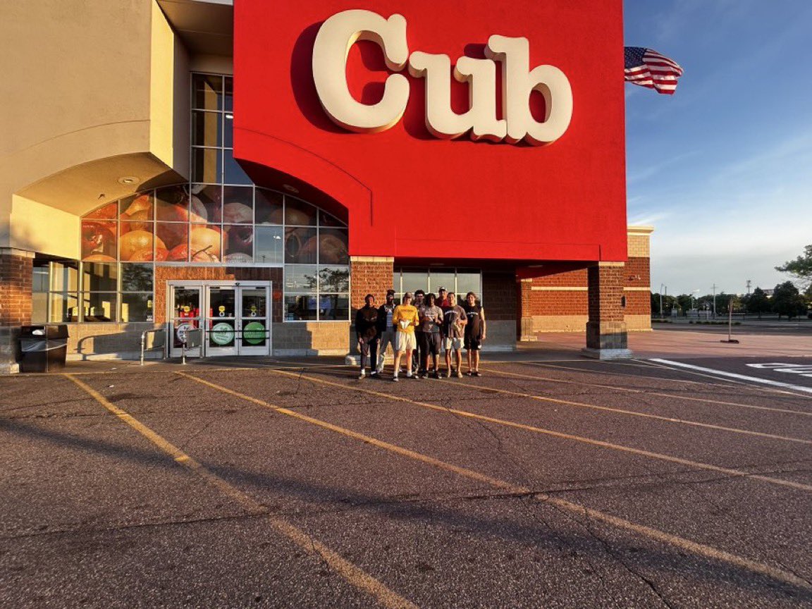 jacksonkitz50's tweet image. Tonight representing Concordia St Paul Football team execution, couple of our guys helped picked up trash and assist customers with groceries because of a cart shortage love my team ❤️ @bond_coach @CSPBearsFB @CoachCurrierCSP