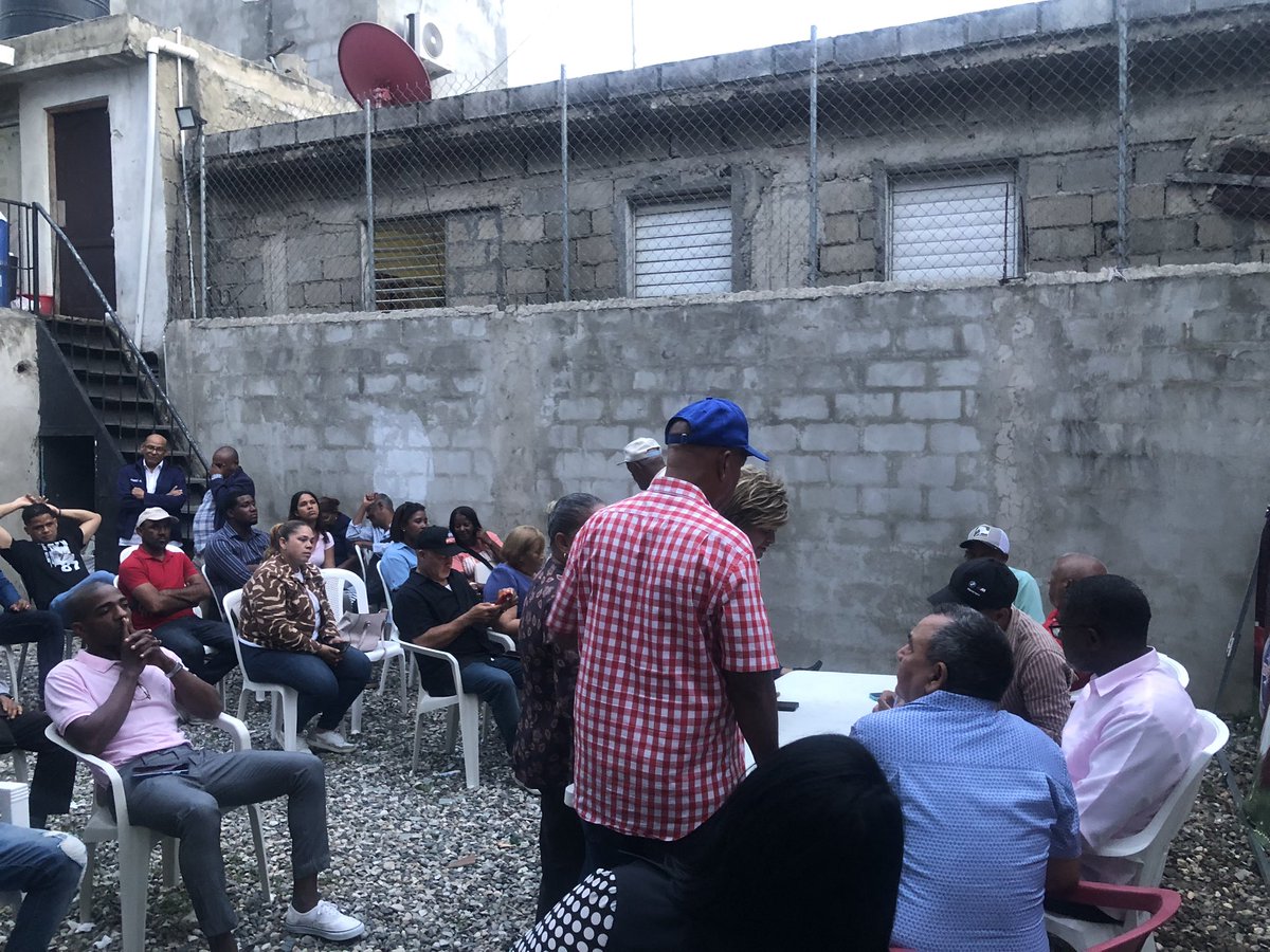 circ2conyayo's tweet photo. En la tarde de hoy se reunió el comité de la circunscripción 2, encabezado por Hipólito Beltre y la directiva, reafirmando el respaldo firme a la candidatura de Eduardo Sanz Lovaton (Yayo) y fortaleciendo la estructura territorial. #Yayo2028 #PRM #circ2conyayo #YayoTengoElmio https://t.co/v9gZv5g64P
