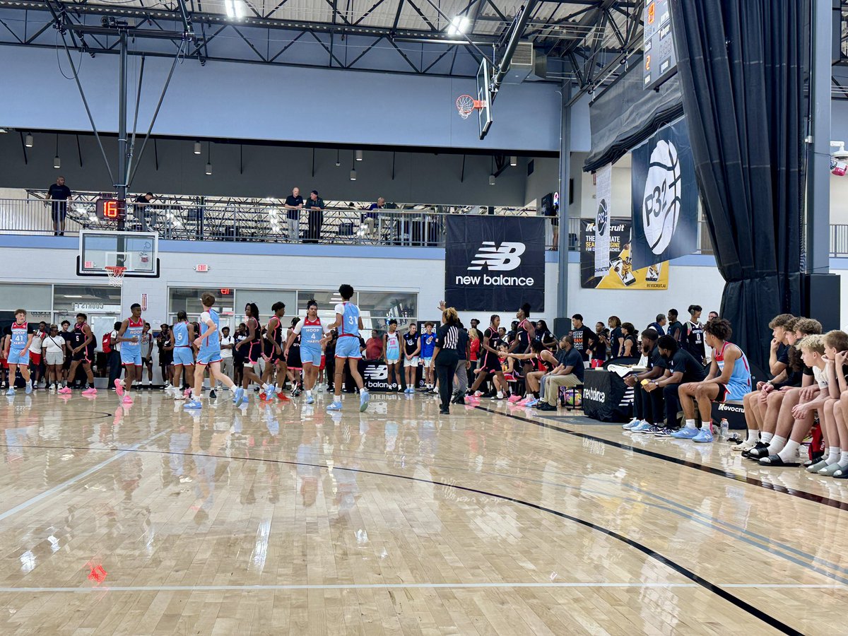 All eyes on Court 1 at the Beal Center as Marcis Ponder and Willie Burnett of Team Breakdown go head-to-head with Hoop Habits at the P32 League Live Event in St. Louis. High-level action on full display.