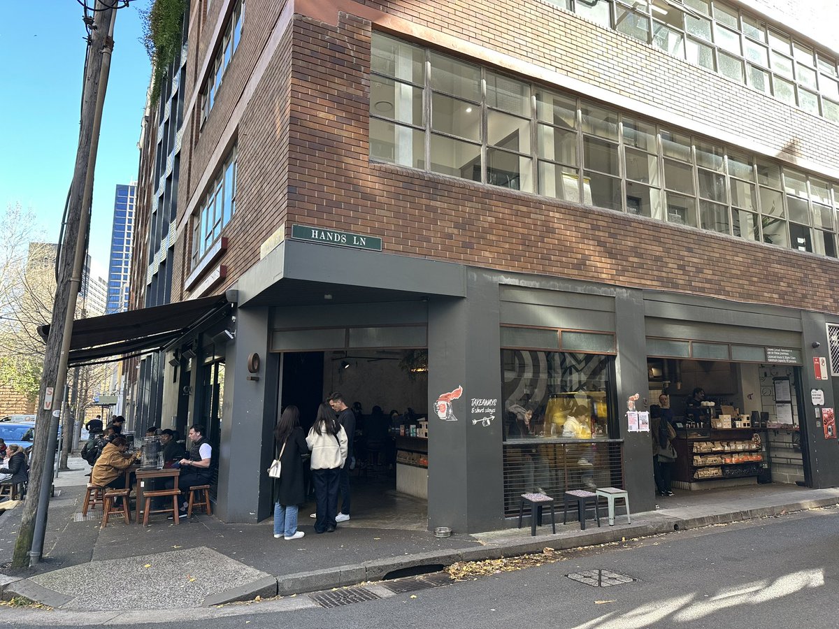 guk1023mochi27's tweet photo. 【もちまる旅日記🇦🇺編】
20分程待って店内へ❗️
Flat White(ラテ)とバナナブレッドをオーダー👍
🍌ブレッドは焼いてあって、外はカリッと中はフワッとして美味しい〜😆
添えてあるエスプレッソバターが更に良き😍
日本に4店舗あるのもビックリだけど🍌ブレッド$13が800円らしくショック😨
#SingleO https://t.co/lM1kNGFOYO