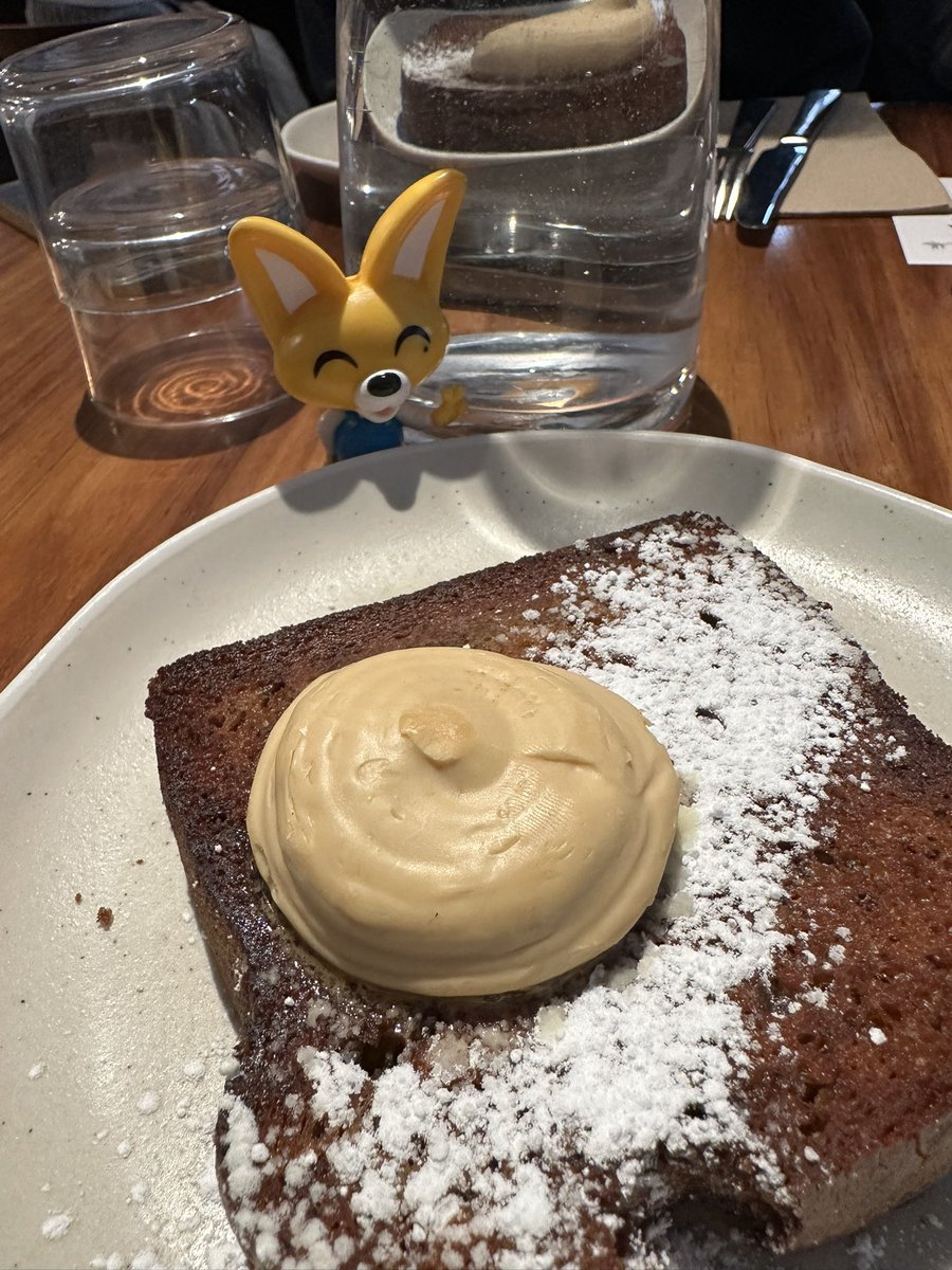 guk1023mochi27's tweet photo. 【もちまる旅日記🇦🇺編】
20分程待って店内へ❗️
Flat White(ラテ)とバナナブレッドをオーダー👍
🍌ブレッドは焼いてあって、外はカリッと中はフワッとして美味しい〜😆
添えてあるエスプレッソバターが更に良き😍
日本に4店舗あるのもビックリだけど🍌ブレッド$13が800円らしくショック😨
#SingleO https://t.co/lM1kNGFOYO