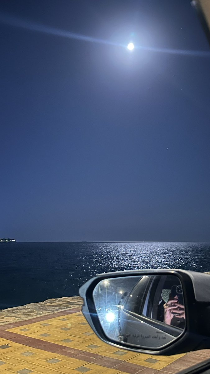 يجيني مثل نور القمر .. مايقبل التشبيه
وكنّ الناس من حوله نجومٍ مالها داعي💙.