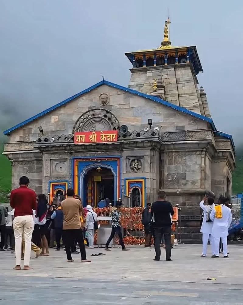 आज का दिन शुभ हो, सर्वेश्वर को बारम्बार नमन 🙏

महाद्रिपार्श्वे च तटे रमन्तं सम्पूज्यमानं सततं मुनीन्द्रैः। 
सुरासुरैर्यक्ष महोरगाढ्यैः केदारमीशं शिवमेकमीडे॥

शिव समान दाता नहीं...

जय केदार... कृपा अपार 🕉️