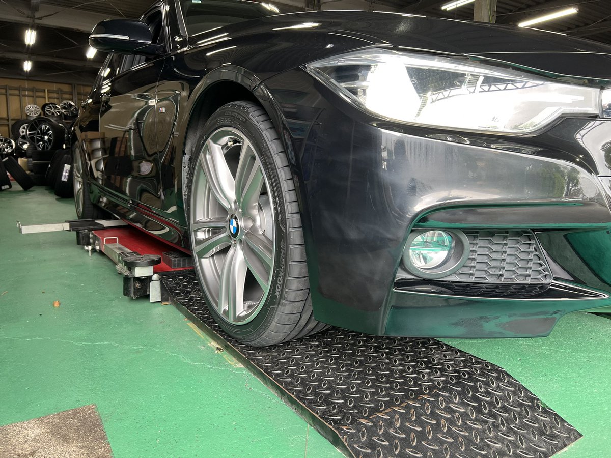pr_kaemon's tweet photo. ご来店ありがとうございました😭

本日一発目はBMW3シリーズに純正19インチを取り付けさせてました！
18インチからのインチアップになります^_^

#嘉衛門　#保土ヶ谷　#ホイール　#タイヤ　#BMW #3シリーズ　#F31 https://t.co/lof12ZbIk0