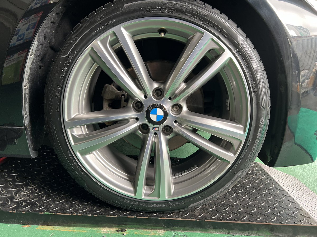 pr_kaemon's tweet photo. ご来店ありがとうございました😭

本日一発目はBMW3シリーズに純正19インチを取り付けさせてました！
18インチからのインチアップになります^_^

#嘉衛門　#保土ヶ谷　#ホイール　#タイヤ　#BMW #3シリーズ　#F31 https://t.co/lof12ZbIk0