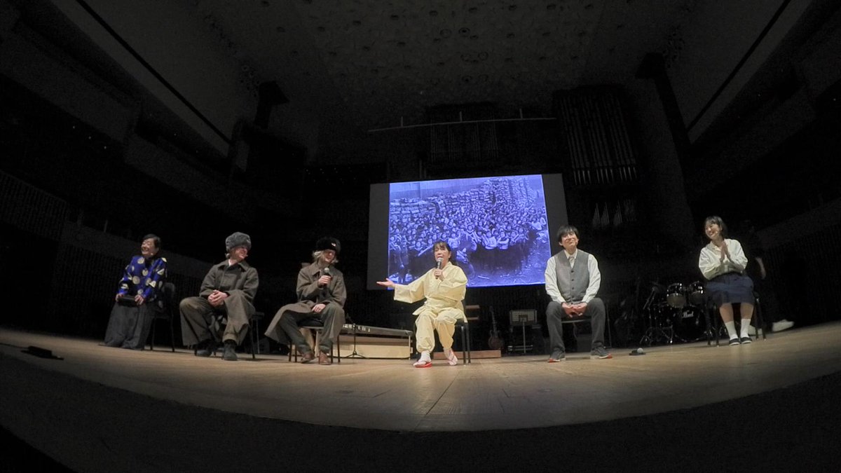 京都・​振返り④
今回の公演は一部お芝居、二部コンサートという贅沢な構成なのですが、その間にトークをしました。
なだぎさんはトークもお上手で面白いです。
偶然見つかった母の15歳時の実際の写真を使用しています。空襲で家も焼かれ写真一つ残っていない母にとってはとても貴重な15歳の写真です。