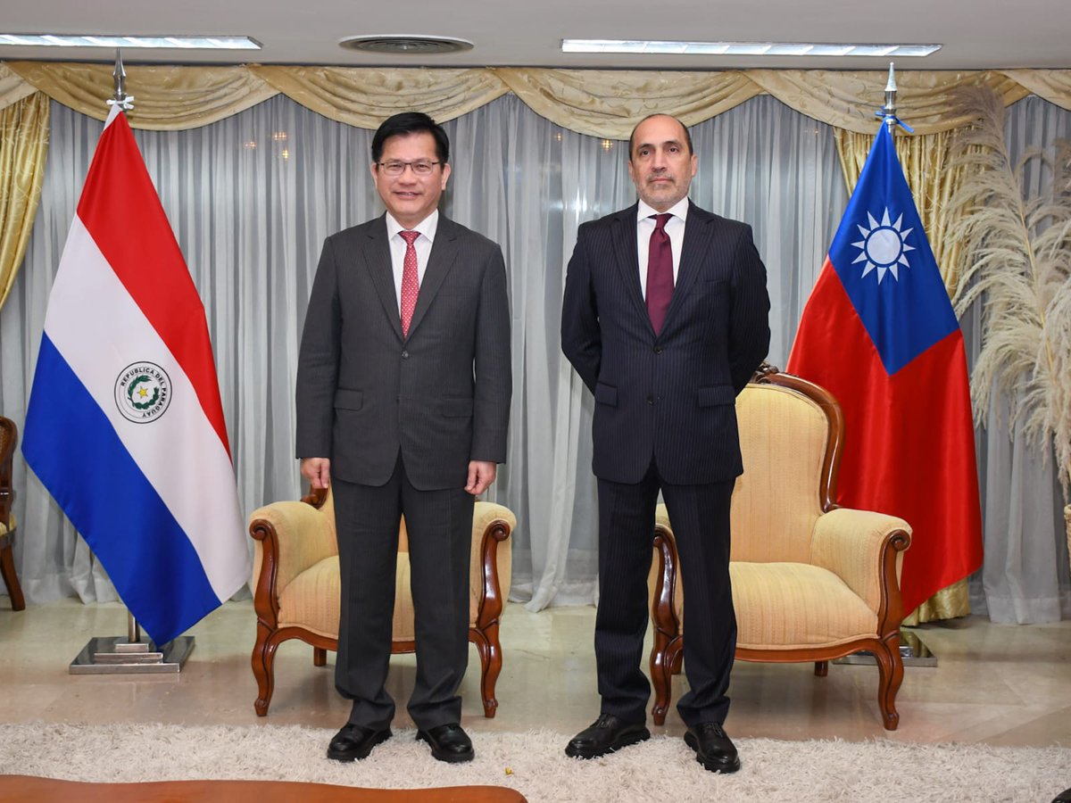 🇵🇾🇹🇼 El viceministro de Relaciones Exteriores, Víctor Verdún, recibió esta noche al ministro de Relaciones Exteriores de la República de China (Taiwán), Dr. Lin Chia-Lung, en el Aeropuerto Internacional Silvio Pettirossi. Mañana, el canciller taiwanés mantendrá una reunión con su